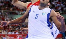 米兰体育官方入口-山西队力克对手，将对手挡在身后