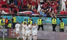 米兰体育app-荷兰险胜北马其顿，晋级小组出线前途多舛