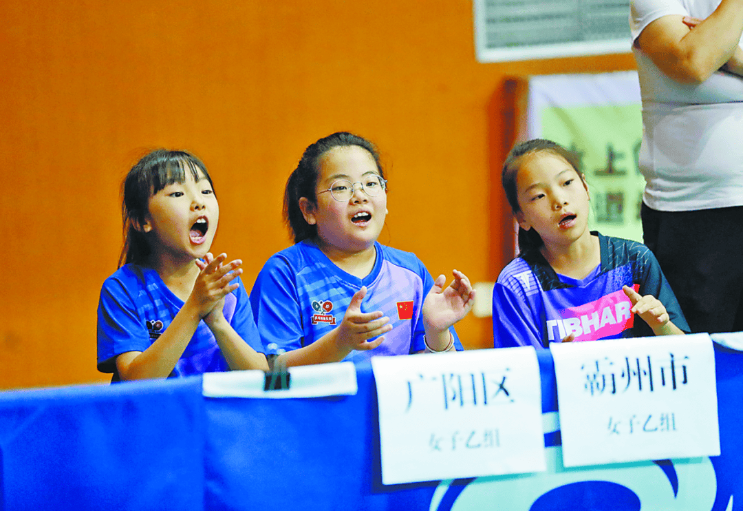 比赛进行中球员们奋力拚搏,赢得全场观众掌声的简单介绍 比赛进行中球员们奋力拚搏,赢得全场观众掌声的简单介绍