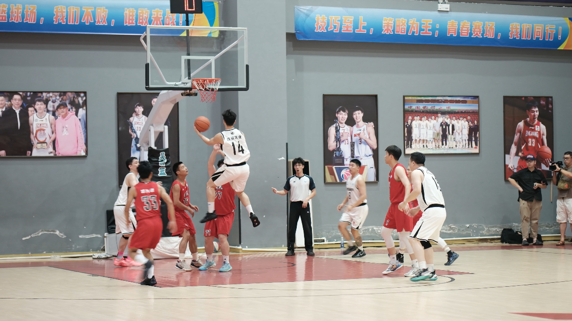 紧张气氛升级!篮球联赛比赛场上到处都是节奏感的简单介绍 紧张气氛升级!篮球联赛比赛场上到处都是节奏感的简单介绍