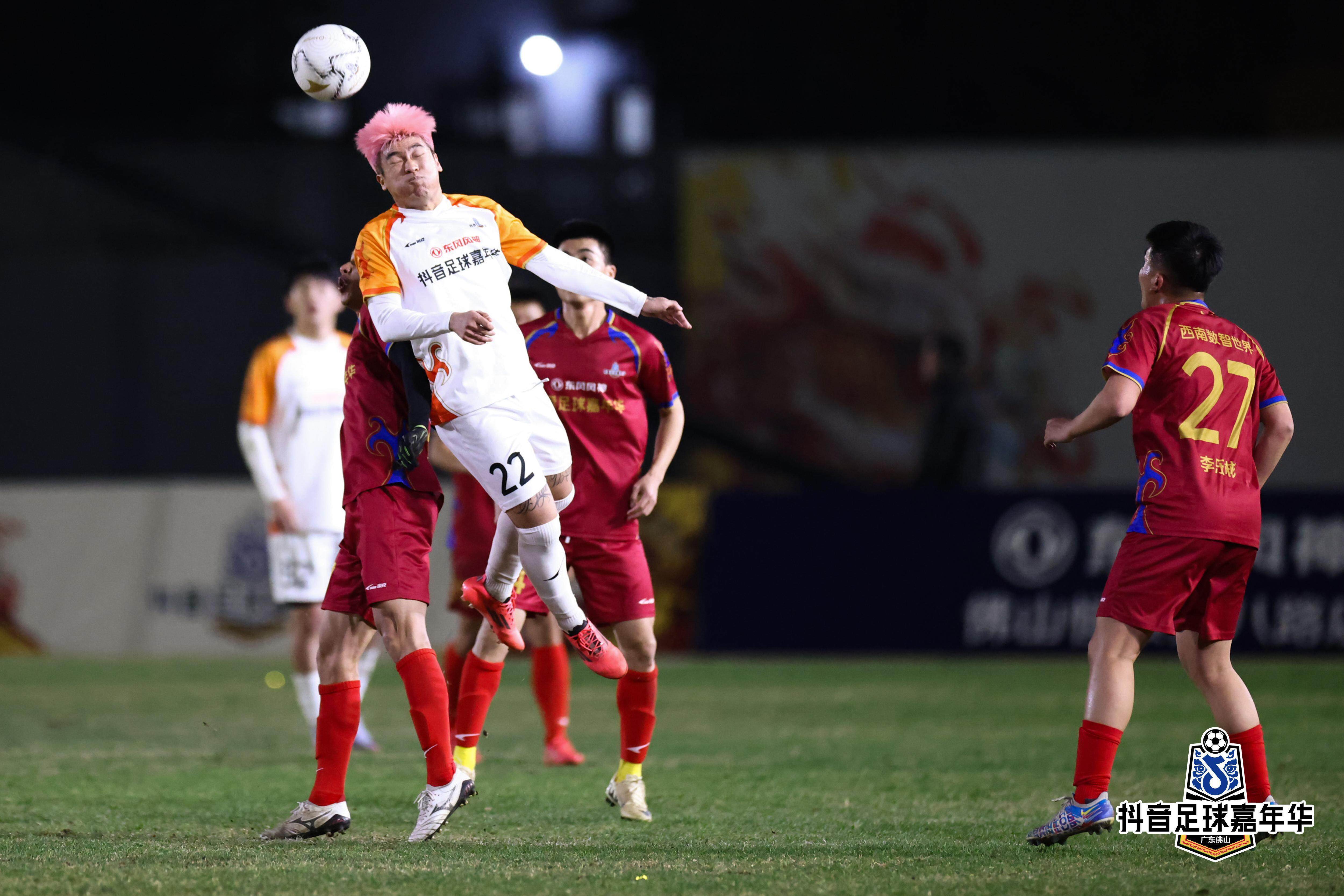 一场充满激情的足球盛宴，场面火爆引人瞩目！的简单介绍