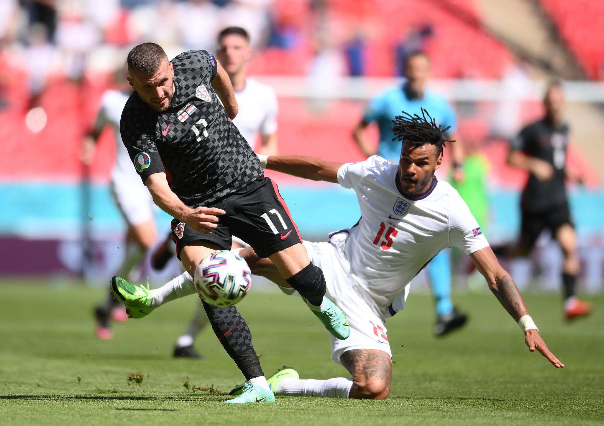 热门球队备战国际锦标赛，谁会胜出？