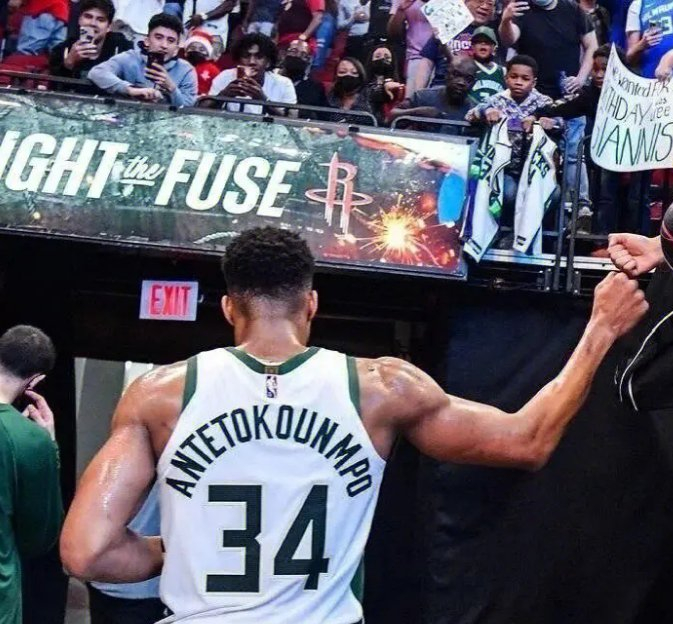 赛前被看好的球队领先一节,却在最后时刻败北 赛前被看好的球队领先一节,却在最后时刻败北