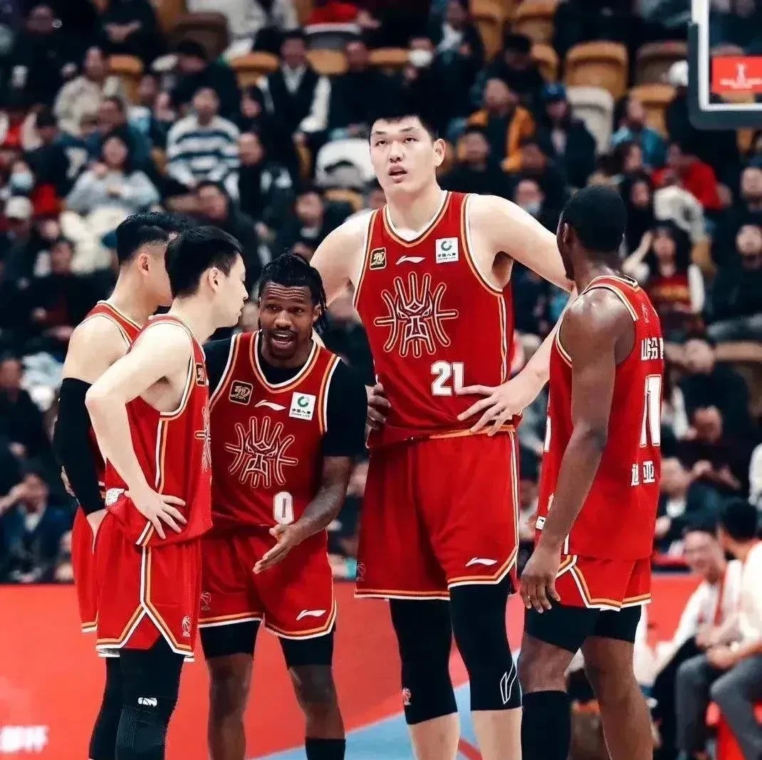 山西队力克对手,将对手挡在身后 山西队力克对手,将对手挡在身后