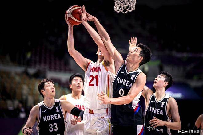 惊险瞬间!球员们全力拼搏争夺胜利 惊险瞬间!球员们全力拼搏争夺胜利