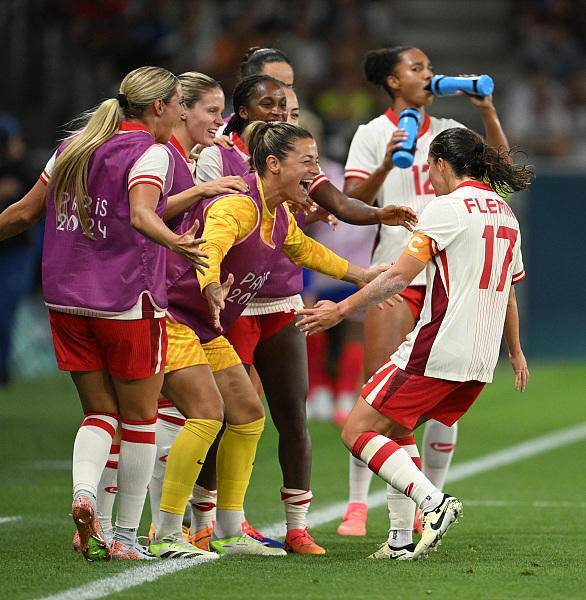 加拿大队在国际足球赛事中获得意外胜利