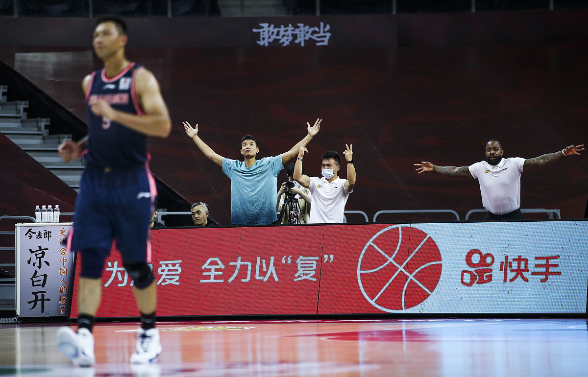 激烈角逐场面惊心动魄,CBA球员实力抢眼的简单介绍 激烈角逐场面惊心动魄,CBA球员实力抢眼的简单介绍