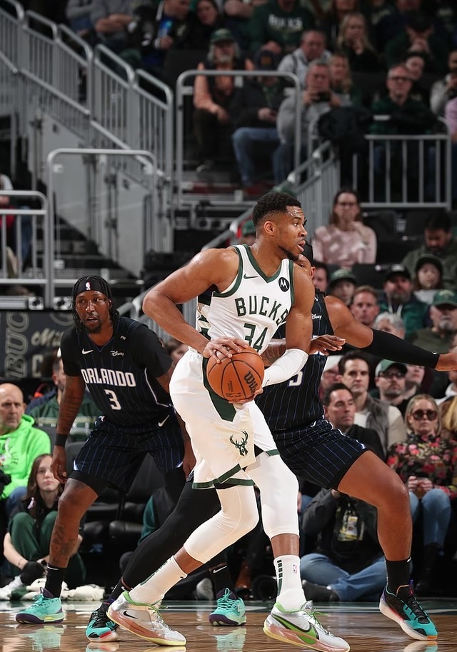 雄鹿主场连胜公牛2比1领先 雄鹿主场连胜公牛2比1领先