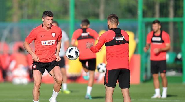 包含斯洛伐克险胜波兰，小组悬念的词条