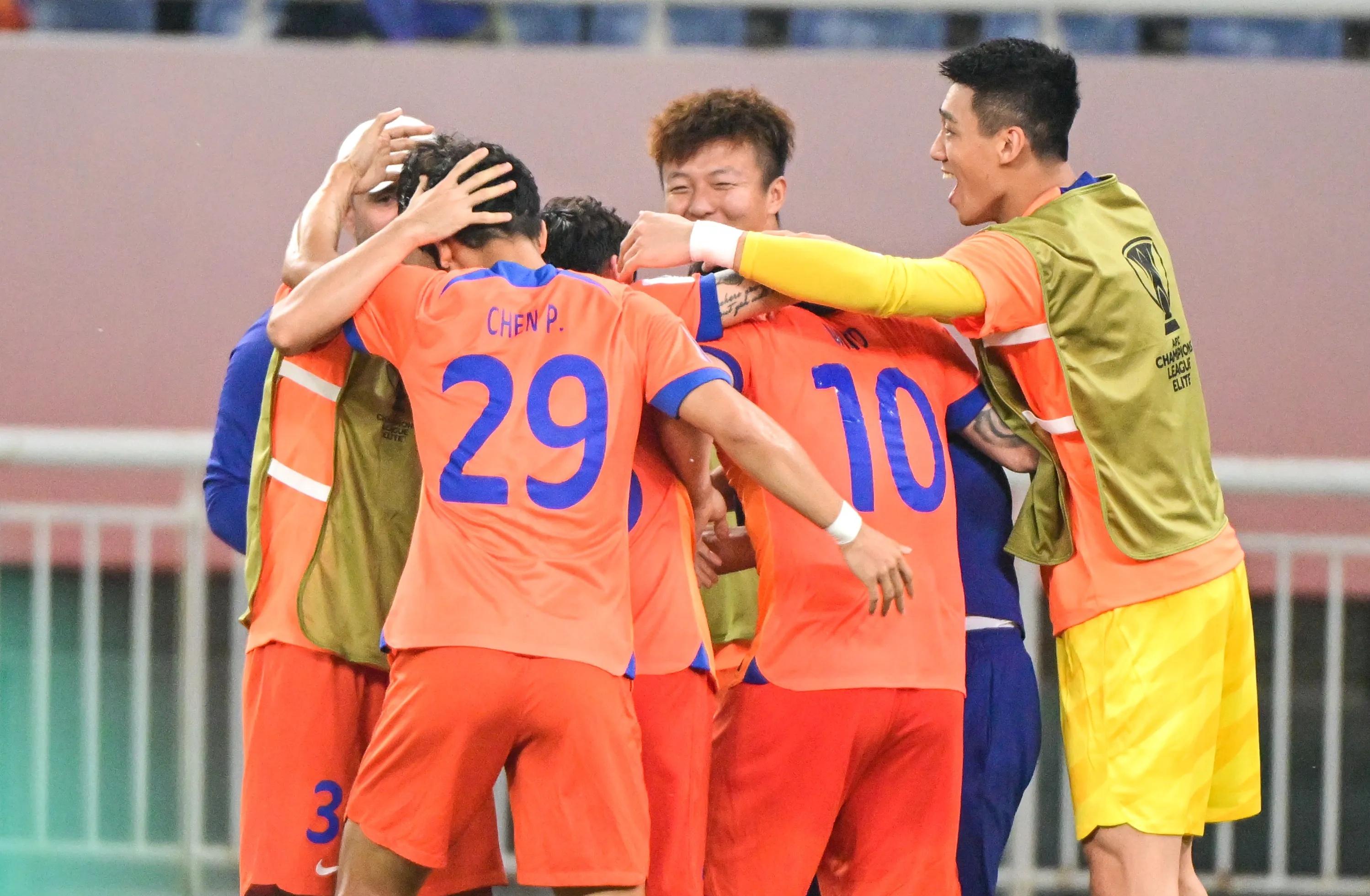 上港客场战胜国安，豪取三分