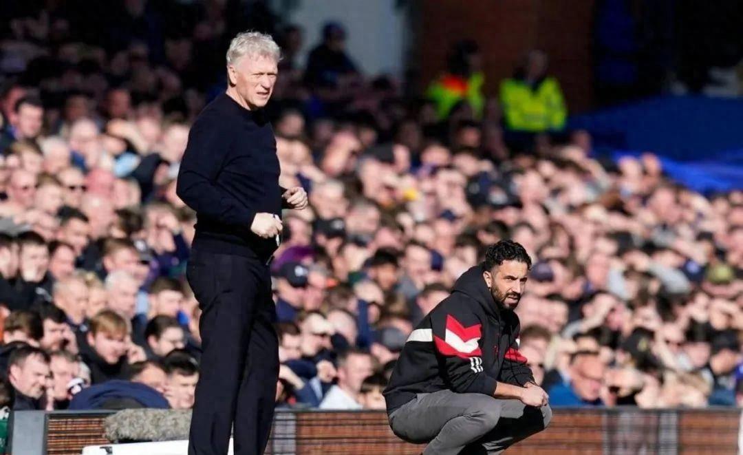 包含曼联球员私生活曝光，引发队内纷争的词条