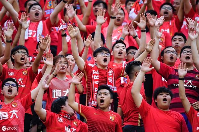 恒大主场大胜亚泰,领跑积分榜 恒大主场大胜亚泰,领跑积分榜